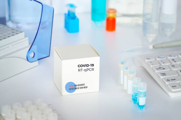 kit di test per rilevare il nuovo coronavirus covid-19 nei campioni dei pazienti. il kit rt-pcr consente di convertire l'rna virale covid19 in dna e amplificare la regione specifica del picco di codifica genica 2019-ncov. - dna kit foto e immagini stock