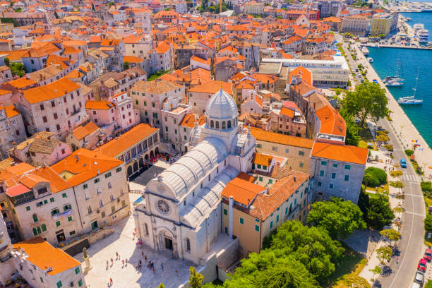 croacia, hermosa ciudad vieja de sibenik - travel monument church roof fotografías e imágenes de stock