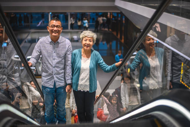 wesoły chiński seniorzy zakupy w harbour city mall - senior adult close to moving up togetherness zdjęcia i obrazy z banku zdjęć