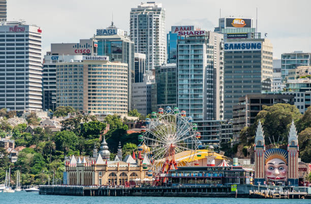 オーストラリアのシドニーにビジネスオフィスタワーを持つルナパーク。 - ferris wheel luna park amusement park carnival ストックフォトと画像