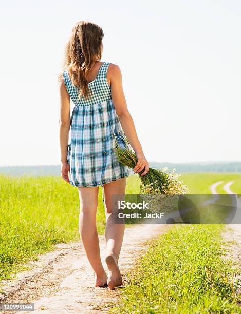 Foto de Garota Na Country Road e mais fotos de stock de Adolescente - Adolescente, Adolescentes Meninas, Adulto