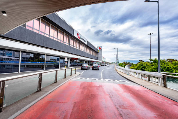 entrée d’immeuble de terminal dans l’aéroport de melbourne, australie. - architecture blue business carrying photos et images de collection