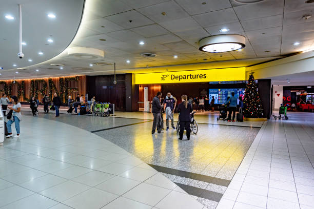 entrée de zone de départs à l’aéroport de melbourne, australie. - architecture blue business carrying photos et images de collection
