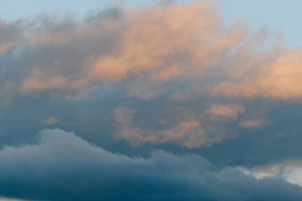 un gradiente de colores a través de las nubes en un cielo del amanecer - edmonds fotografías e imágenes de stock