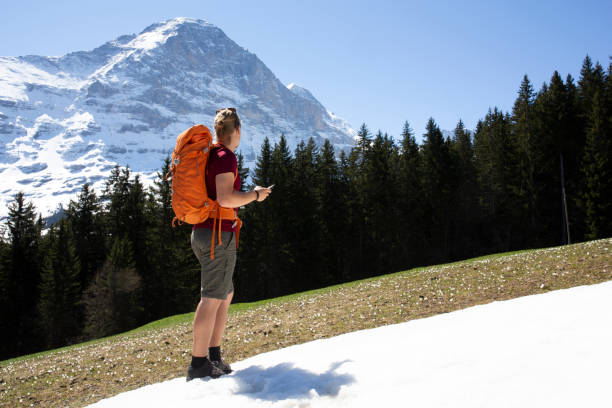 mężczyzna wędrowiec wznosi się na śniegu, w górach - on top of mountain peak success cold zdjęcia i obrazy z banku zdjęć