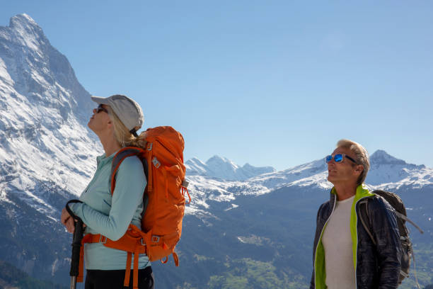 para wędrówek wznosi się na zboczu alpejskim, w górach - on top of mountain peak success cold zdjęcia i obrazy z banku zdjęć