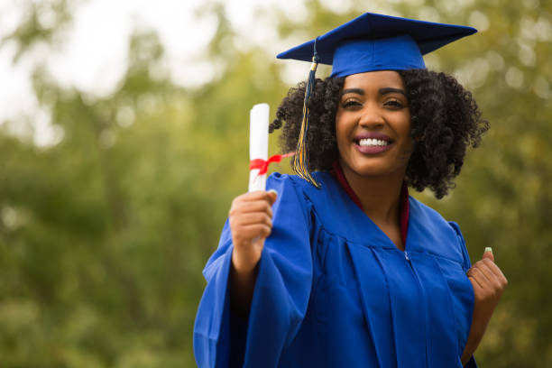 портриат молодой афроамериканки на выпускном. - graduation student women beauty стоковые фото и изображения