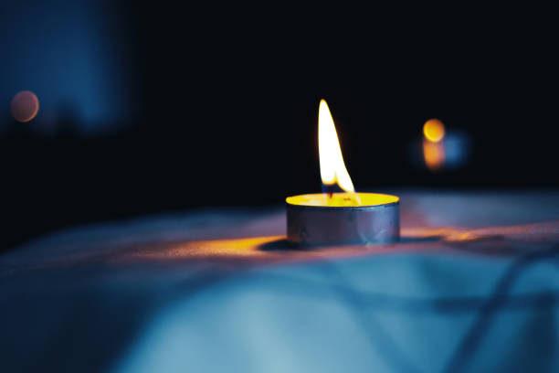 memorial day giornata internazionale della memoria dell'olocausto la candela brucia - anti semitism foto e immagini stock