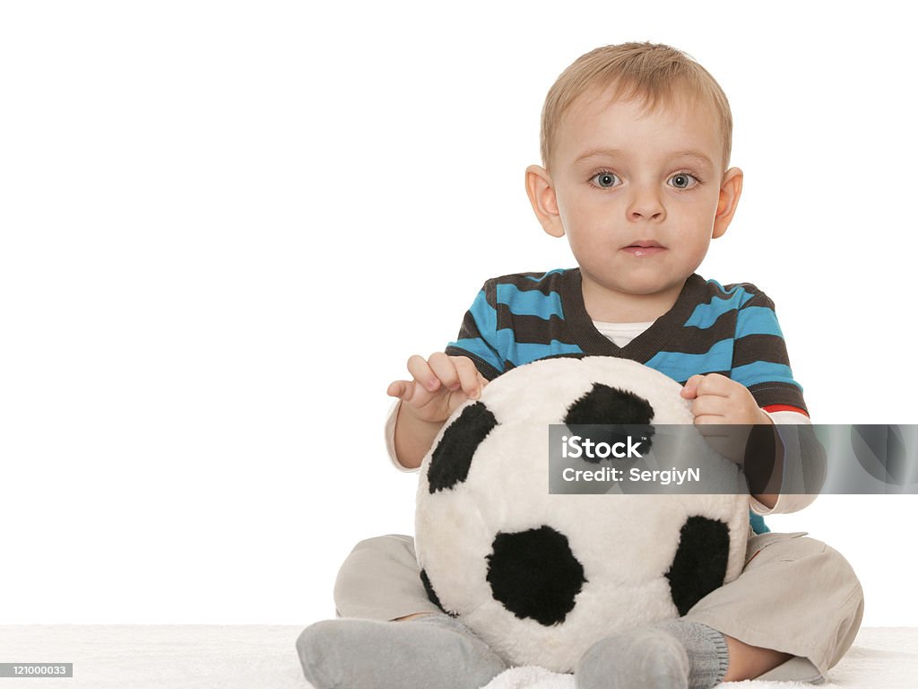 Petit garçon avec une grosse boule en plastique - Photo de Assis libre de droits