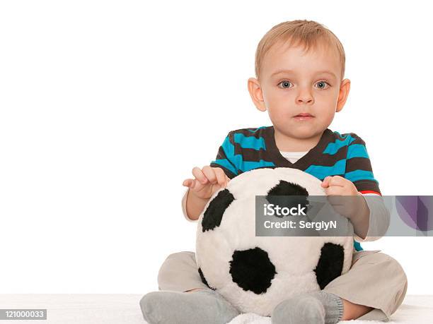 Rapaz Com Uma Grande Bola De Brinquedo - Fotografias de stock e mais imagens de Alegria - Alegria, Bola, Bola de Futebol