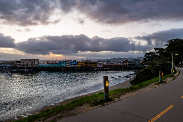 sonnenaufgang von old fisherman es wharf - monterey california monterey county cannery row stock-fotos und bilder