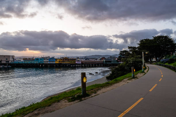 восход солнца со старой рыбацкой пристани - monterey california monterey county cannery row стоковые фото и изображения