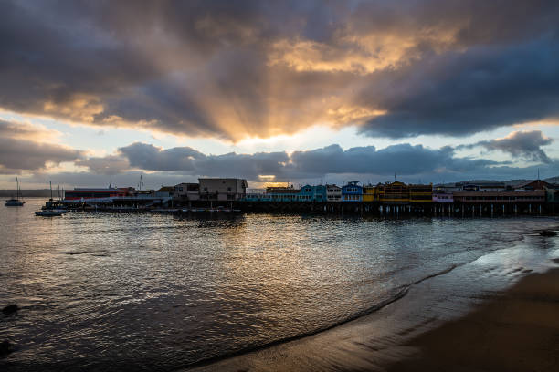 восход солнца со старой рыбацкой приста�ни - monterey california monterey county cannery row стоковые фото и изображения