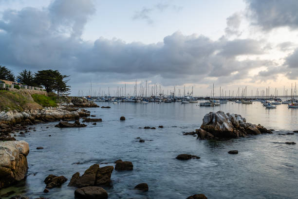 восход солнца со старой рыбацкой пристани - monterey california monterey county cannery row стоковые фото и изображения