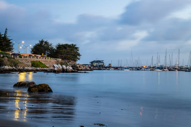 восход солнца со старой рыбацкой пристани - monterey california monterey county cannery row стоковые фото и изображения