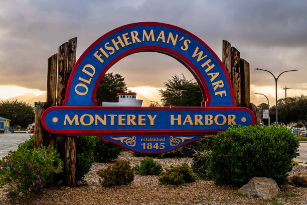 sonnenaufgang von old fisherman es wharf - monterey california monterey county cannery row stock-fotos und bilder