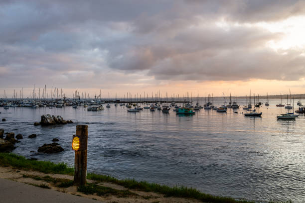wschód słońca z nabrzeża starego rybaka - monterey california monterey county cannery row zdjęcia i obrazy z banku zdjęć
