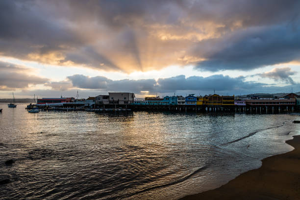 sonnenaufgang von old fisherman es wharf - monterey california monterey county cannery row stock-fotos und bilder