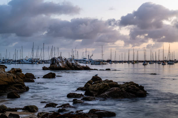 sonnenaufgang von old fisherman es wharf - monterey california monterey county cannery row stock-fotos und bilder