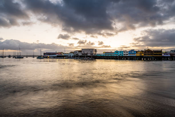 восход солнца со старой рыбацкой пристани - monterey california monterey county cannery row стоковые фото и изображения