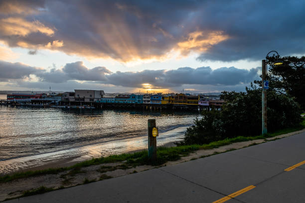 sonnenaufgang von old fisherman es wharf - monterey california monterey county cannery row stock-fotos und bilder