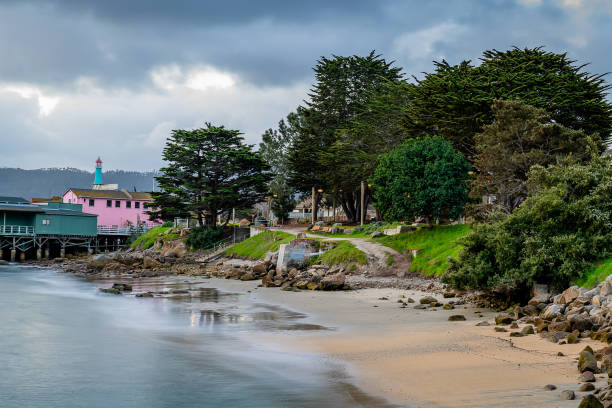 восход солнца со старой рыбацкой пристани - monterey california monterey county cannery row стоковые фото и изображения