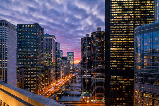 chicago riverwalk ao pôr do sol - buildings at night - fotografias e filmes do acervo