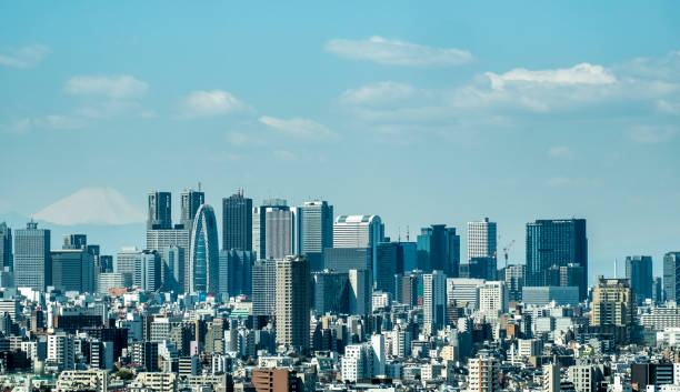 hochhaus in tokyo shinjuku und mt. fuji stockfoto - shinjuku bezirk stock-fotos und bilder