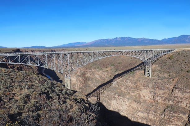 most wąwozu rio grande w pobliżu taos w nowym meksyku - rio grande new mexico river valley zdjęcia i obrazy z banku zdjęć