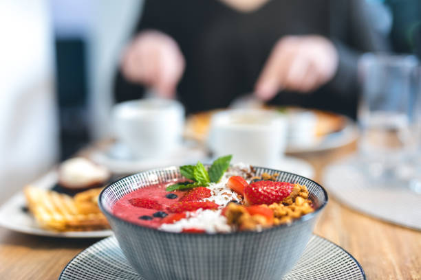 colazione con ciotola smoothie - non alcoholic beverage comfort food snack dining table foto e immagini stock