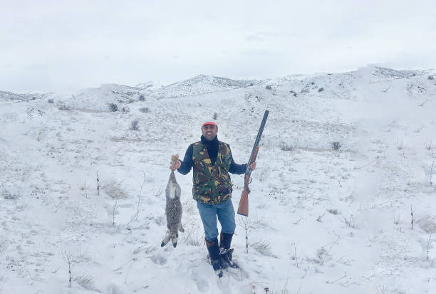 cazador de conejos - rifle shotgun hunting camouflage fotografías e imágenes de stock