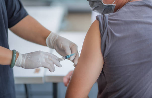 injeções no braço para tratar a doença. - syringe vaccination human hand medical procedure - fotografias e filmes do acervo