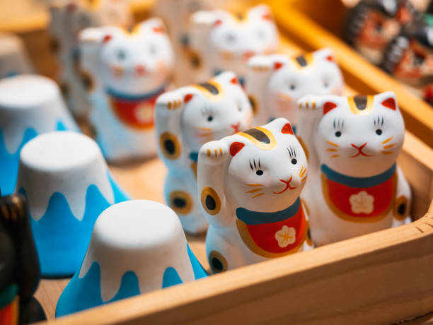 japon souvenir lucky chat et fuji mountain shop craft produit poupées en céramique - souvenir de vacances photos et images de collection