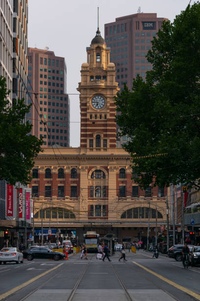 wieża zegarowa flinders street station. - melbourne australia clock tower clock zdjęcia i obrazy z banku zdjęć