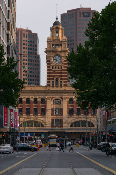 a torre do relógio da estação flinders street. - melbourne australia clock tower clock - fotografias e filmes do acervo
