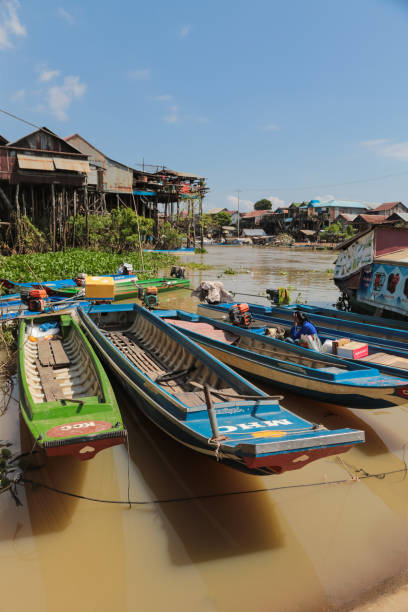 barcos de madeira na vila flutuante do rio mekong - pier rowboat fishing wood - fotografias e filmes do acervo