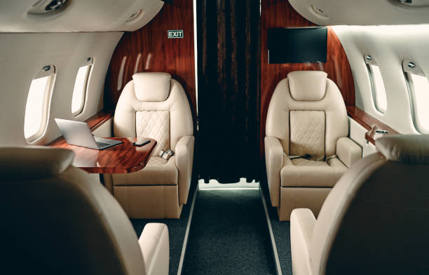 kabine des privatjets - vehicle interior corporate jet jet private airplane stock-fotos und bilder
