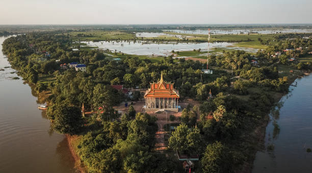 храм дельты реки меконг - cambodia khmer architecture outdoors стоковые фото и изображения