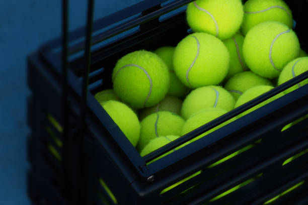 caja negra con pelotas de tenis en el suelo - let deporte de raqueta fotografías e imágenes de stock