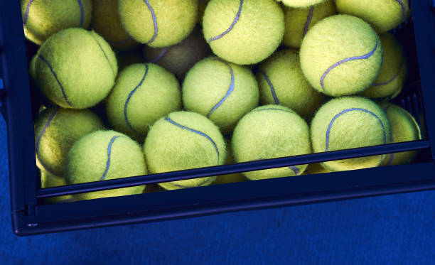 caja negra con pelotas de tenis en el suelo - let deporte de raqueta fotografías e imágenes de stock