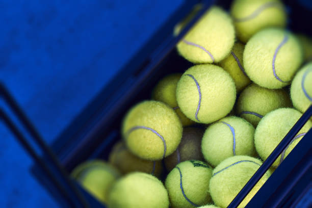 caja negra con pelotas de tenis en el suelo - let deporte de raqueta fotografías e imágenes de stock