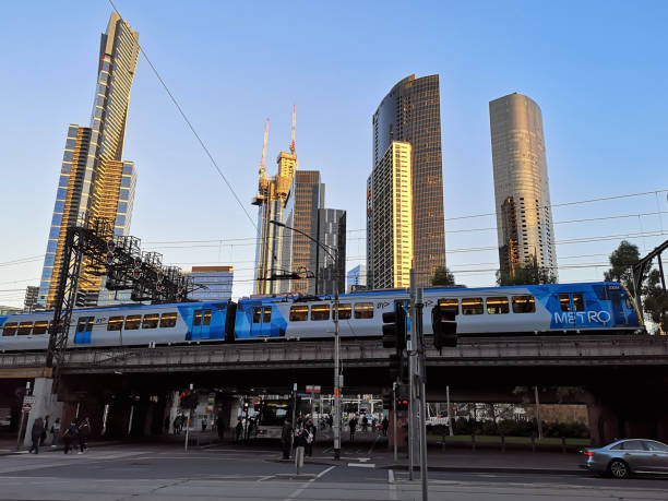 повышенный поезд метро в мельбурне, австралия - melbourne cityscape clear sky day стоковые фото и изображения