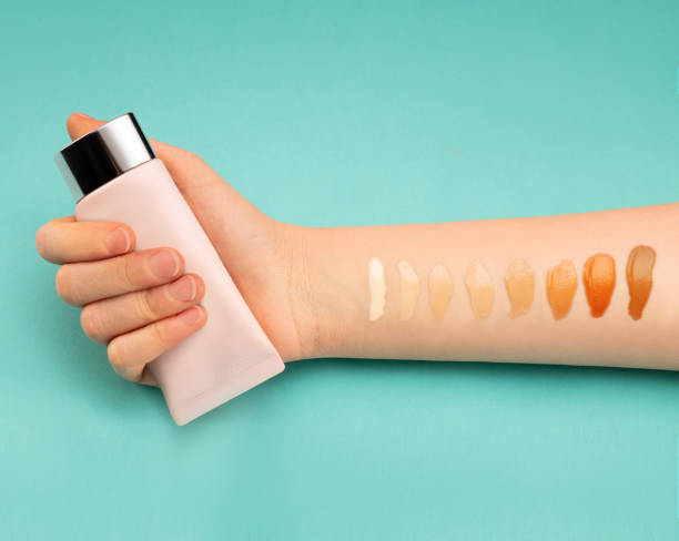 foundation make-up farbe swatch anzeigen - getönt stock-fotos und bilder