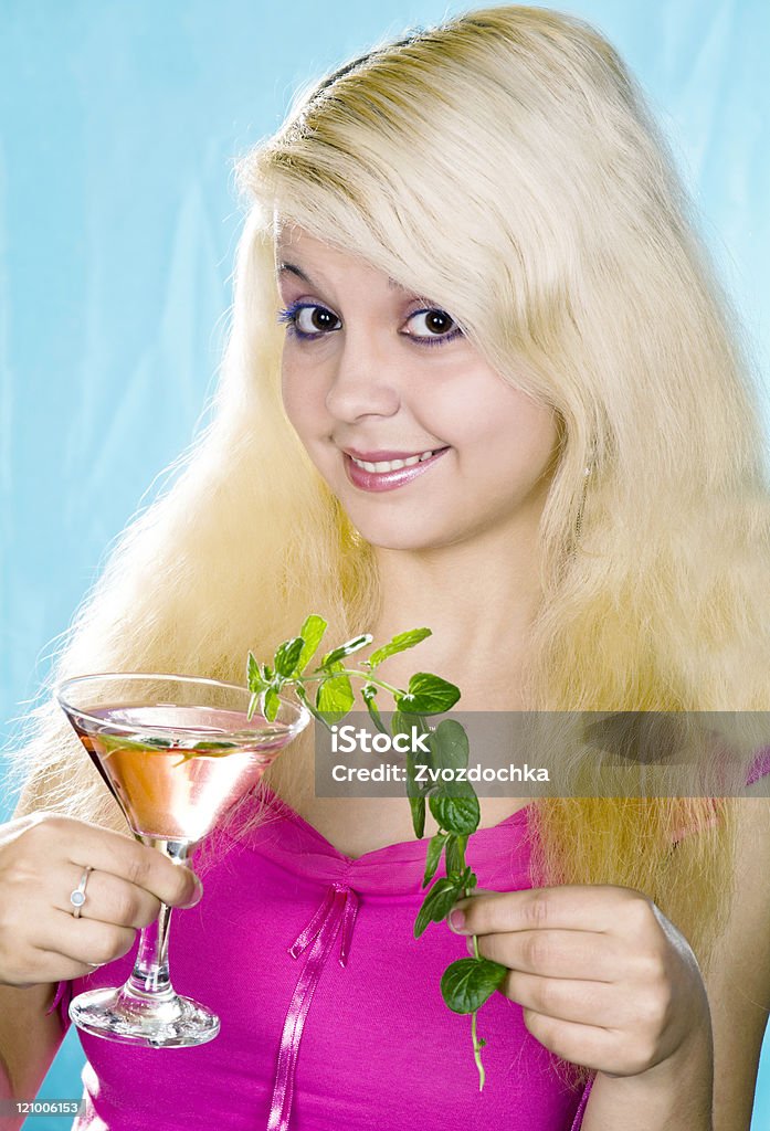 Bella bionda ragazza tiene in mano il vetro e menta - Foto stock royalty-free di Adulto