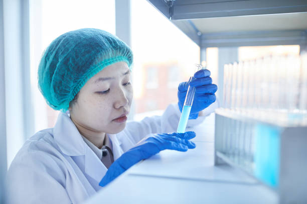 kobieta naukowiec patrząc na reakcję chemiczną - dna laboratory equipment chinese ethnicity education zdjęcia i obrazy z banku zdjęć