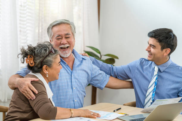 les grands-parents asiatiques de couples sont heureux avec le gestionnaire d’agence d’assurance - lawyer family talking discussion photos et images de collection