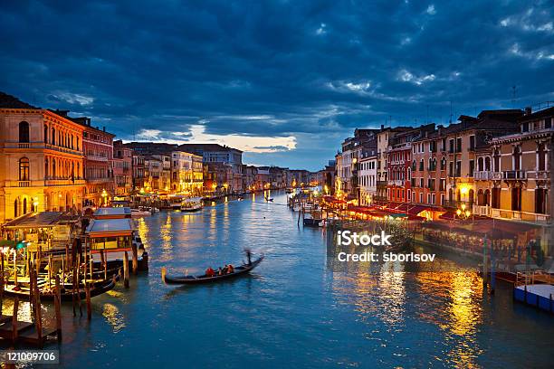 Foto de De Veneza e mais fotos de stock de Veneza - Itália - Veneza - Itália, Noite, Céu Tempestuoso