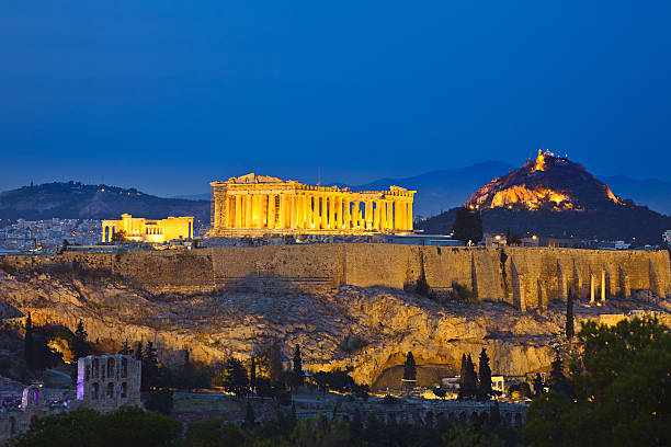 akropolis bei nacht - akropolis athen stock-fotos und bilder