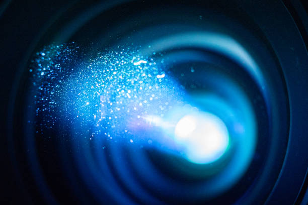 projektorlinse fängt staub in seiner lichtstrahl makro - mikroskop fotos stock-fotos und bilder