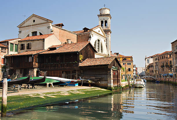 istock Canal di San Trovaso with Gondola shipyard 121010691